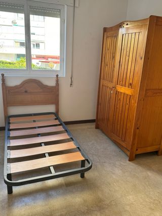 Cómoda de madera con espejo