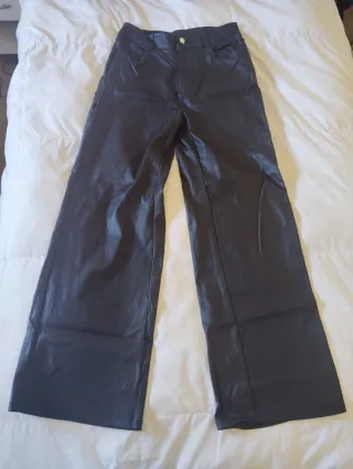 Pantalón negro efecto piel talla L
