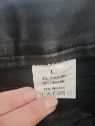 Pantalón negro efecto piel talla L