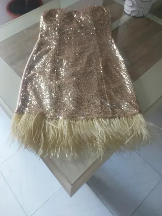 Vestido dorado lentejuelas y plumas