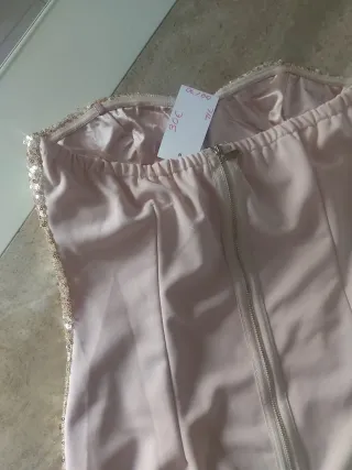 Vestido dorado lentejuelas y plumas