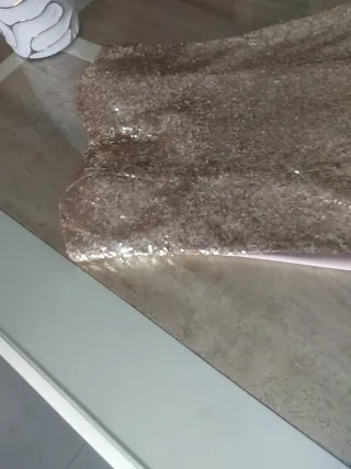 Vestido dorado lentejuelas y plumas