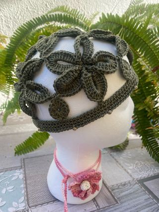 Casquete crochet verde flores