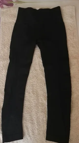 Leggings negros con detalle tejido