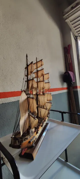 Barco de vela de madera