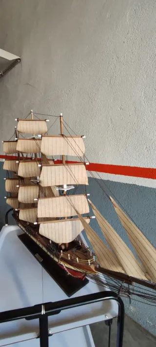 Barco de vela de madera