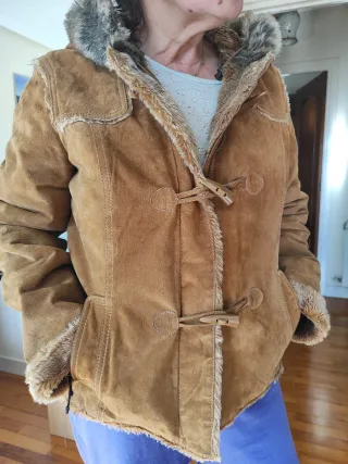 Chaqueta de piel con capucha y pelo