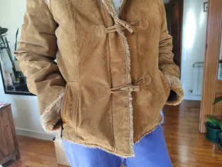 Chaqueta de piel con capucha y pelo