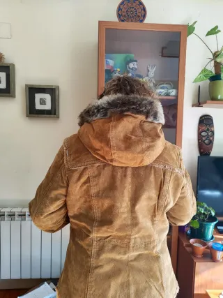 Chaqueta de piel con capucha y pelo