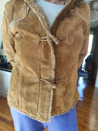 Chaqueta de piel con capucha y pelo