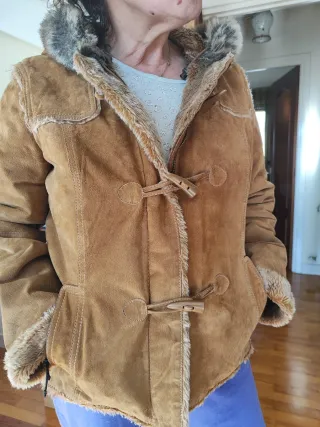 Chaqueta de piel con capucha y pelo