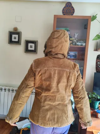 Chaqueta de piel con capucha y pelo