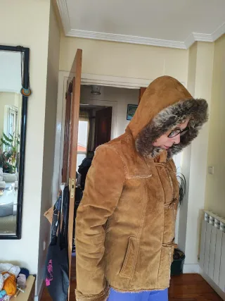 Chaqueta de piel con capucha y pelo