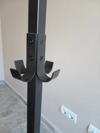 Perchero de pie metálico marrón oscuro