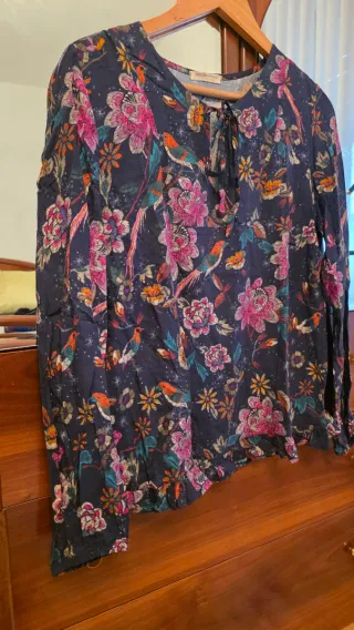Blusa manga larga estampada pájaros y flores