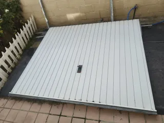 Puerta de garaje metálica