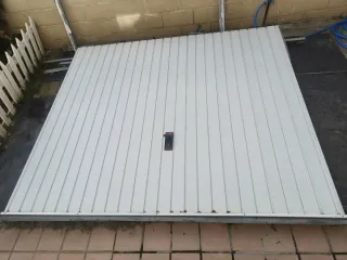 Puerta de garaje metálica