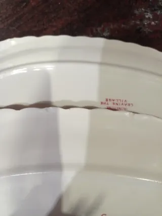 Bandejas de porcelana rojas y blancas