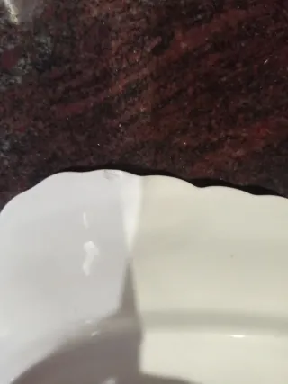 Bandejas de porcelana rojas y blancas