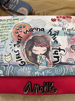 Bolso bandolera Anekke multicolor y rojo.