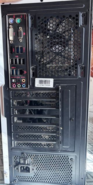 Torre PC per parti. SCATOLA DI MONTAGGIO PER COMPUTER