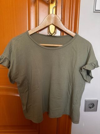 Camiseta verde con volantes