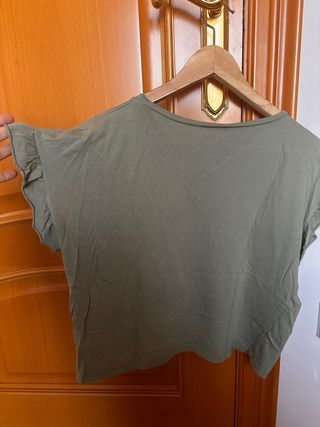 Camiseta verde con volantes