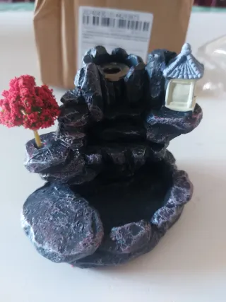 Fontana brucia incenso a cascata con albero rosso