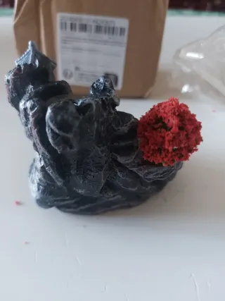 Fontana brucia incenso a cascata con albero rosso