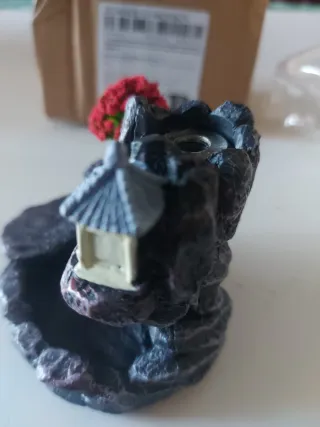 Fontana brucia incenso a cascata con albero rosso