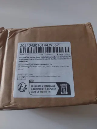 Fontana brucia incenso a cascata con albero rosso