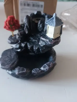 Fontana brucia incenso a cascata con albero rosso