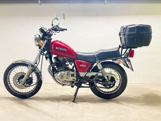 Suzuki GN250 Roja con Baúl