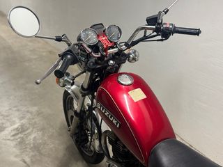 Suzuki GN250 Roja con Baúl