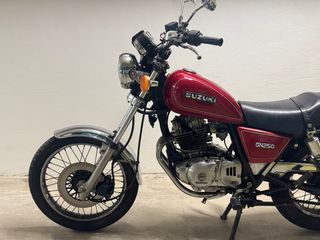 Suzuki GN250 Roja con Baúl