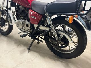 Suzuki GN250 Roja con Baúl