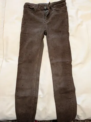 Pantalón marrón con manchas