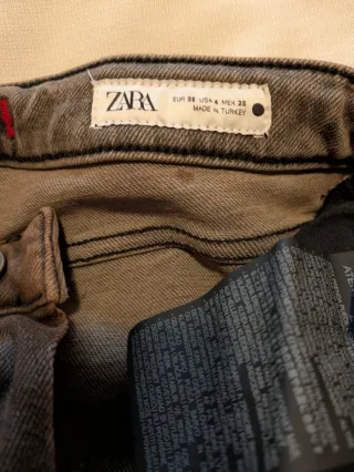 Pantalón marrón con manchas