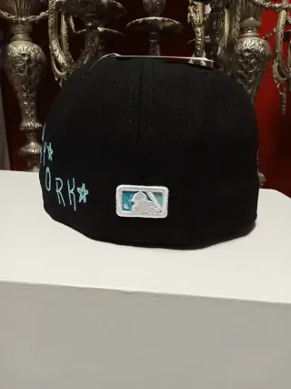Gorra New Era 59Fifty NY Negra y Turquesa 7.1/4
