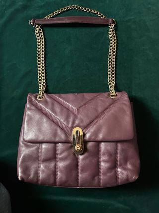 Bolso de piel morado con cadena dorada