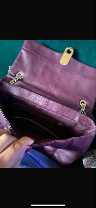 Bolso de piel morado con cadena dorada