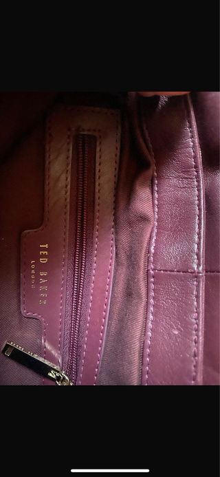 Bolso de piel morado con cadena dorada