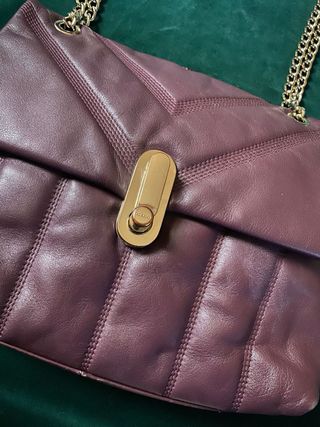 Bolso de piel morado con cadena dorada