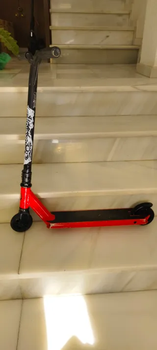 Patinete infantil rojo con ruedas negras