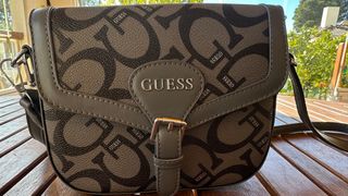 Bolso Guess Marrón y Gris con Logos