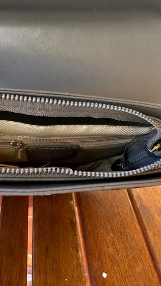 Bolso Guess Marrón y Gris con Logos