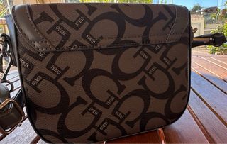 Bolso Guess Marrón y Gris con Logos