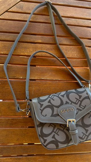 Bolso Guess Marrón y Gris con Logos