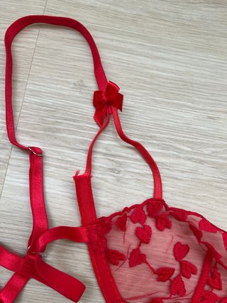 Conjunto lencería rojo con corazones