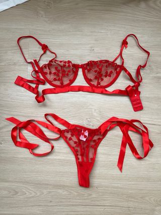 Conjunto lencería rojo con corazones